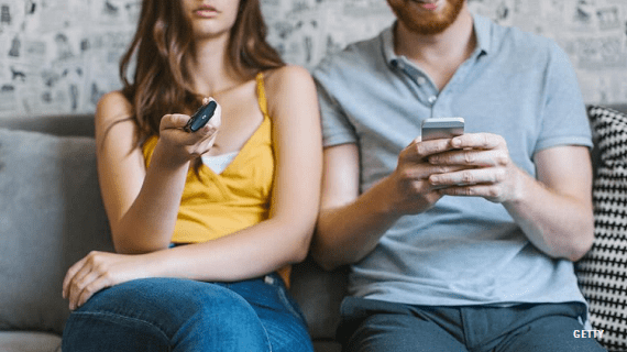 Het wordt hoog tijd dat TV en digital advertising de strijdbijl begraven